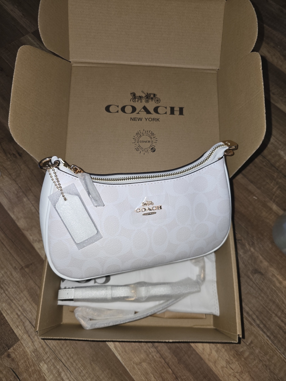 NWOT Coach White Signature Canvas Crossbody with Gold Chain Strap - Picture 8 of 9